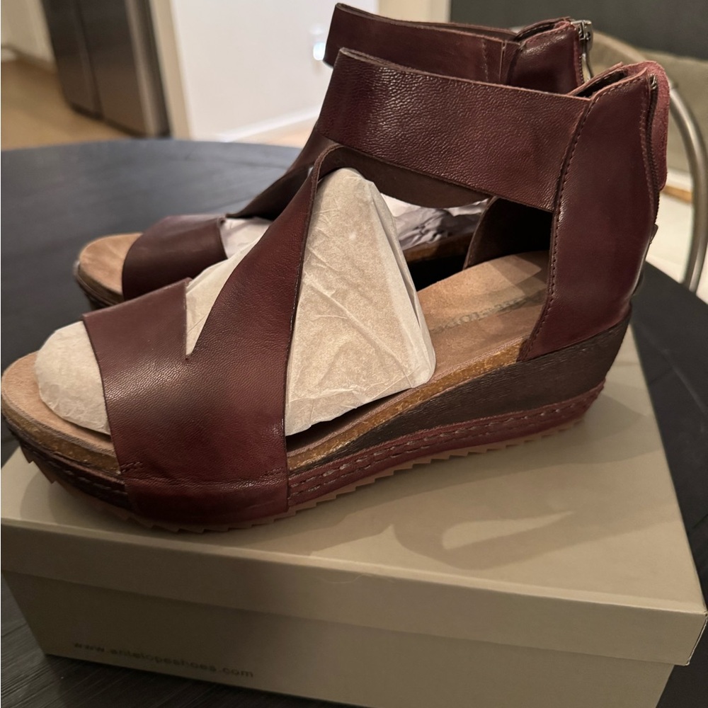 Antelope NWT Davi wedge sandal; Coffee, leather